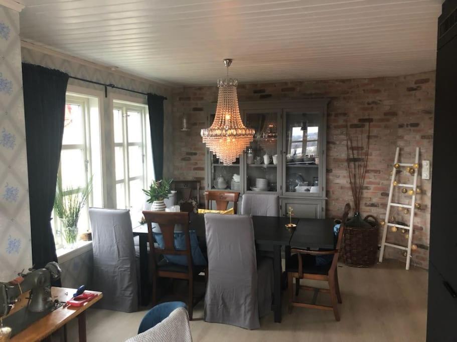 Stor Enebolig Med Flott Hage Og Sommerstue Skarpnes Exterior foto