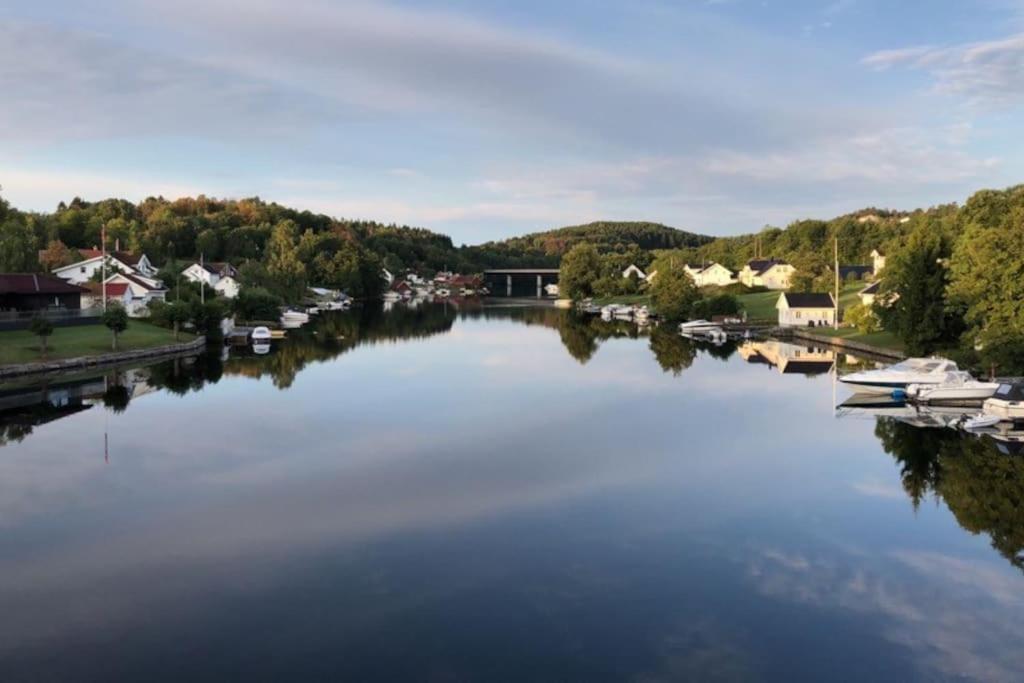 Stor Enebolig Med Flott Hage Og Sommerstue Skarpnes Exterior foto