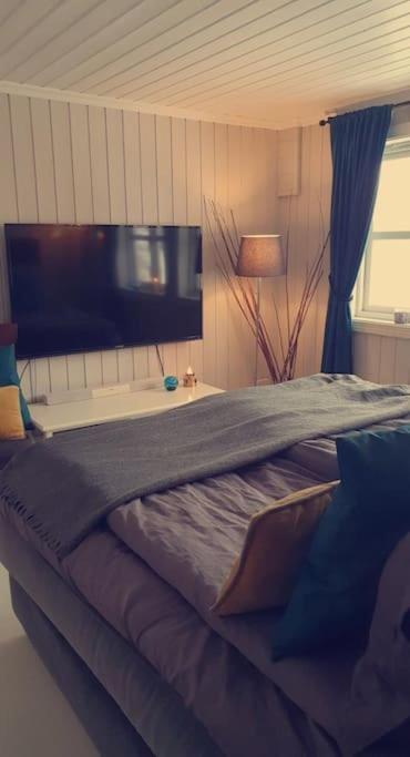 Stor Enebolig Med Flott Hage Og Sommerstue Skarpnes Exterior foto