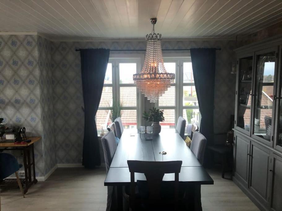 Stor Enebolig Med Flott Hage Og Sommerstue Skarpnes Exterior foto