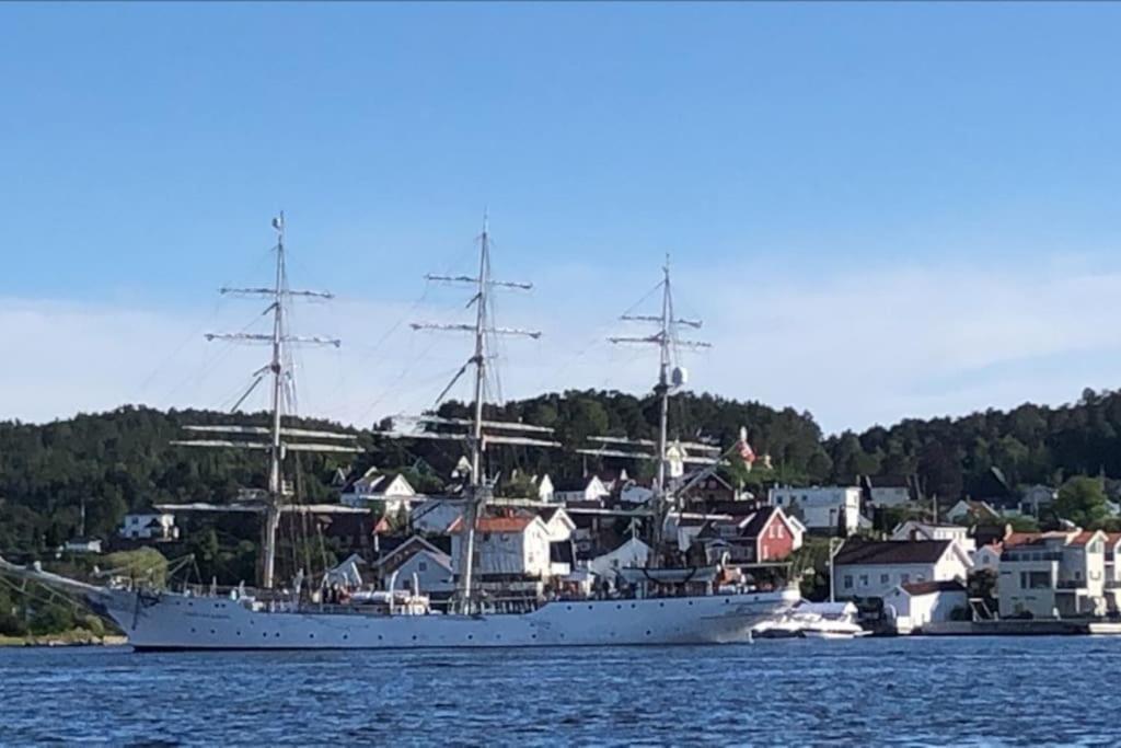 Stor Enebolig Med Flott Hage Og Sommerstue Skarpnes Exterior foto