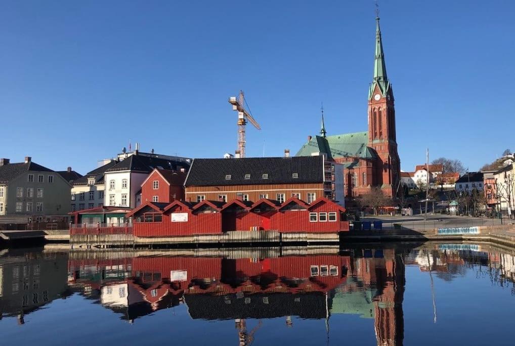 Stor Enebolig Med Flott Hage Og Sommerstue Skarpnes Exterior foto